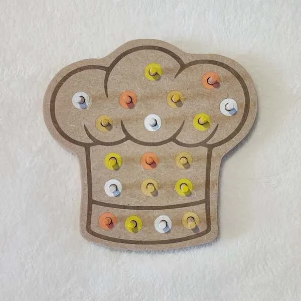 Plateau pic tablier en bois avec chevilles colorées, jeu de motricité fine pour enfant