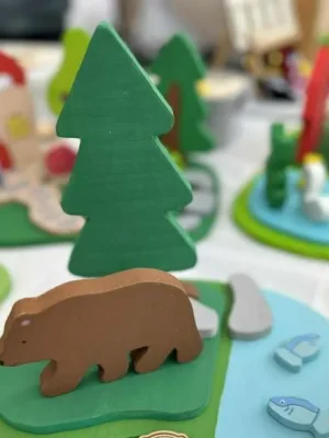 Ours en bois dans un mini-monde forêt avec arbre et rivière pour jeu enfant
