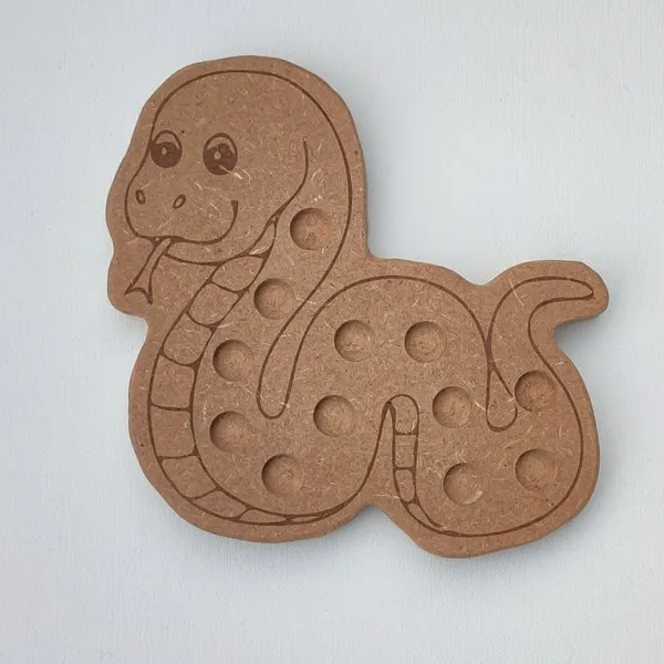 Plateau de motricité fine en bois en forme de serpent avec emplacements ronds, thème Nouvel An chinois
