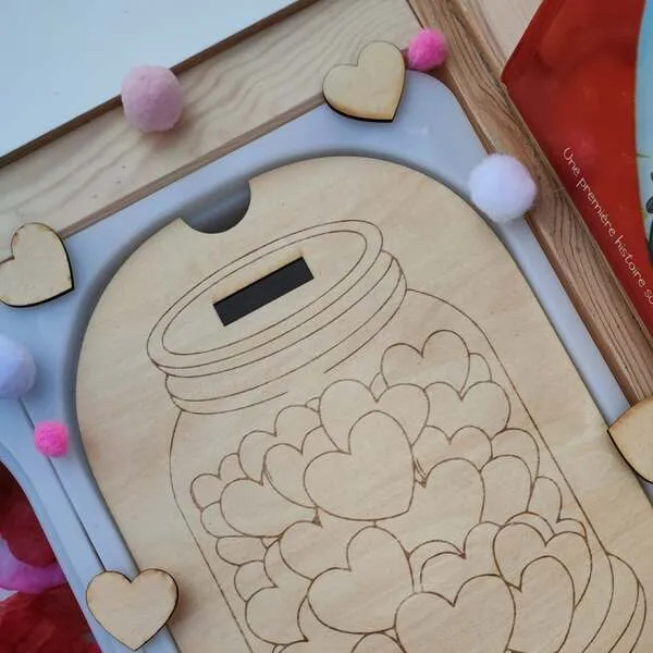 Insert Trofast en bois représentant un bocal rempli de cœurs pour activité sensorielle Saint-Valentin