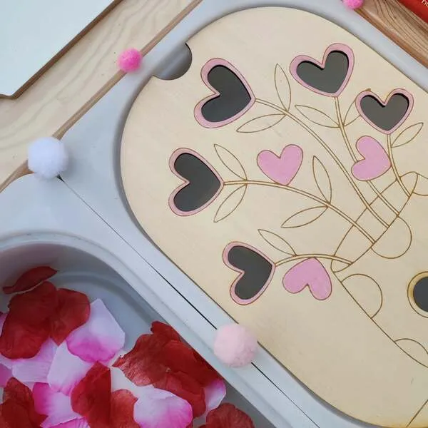 Plateau en bois arbre à cœurs pour jeu éducatif sur les émotions