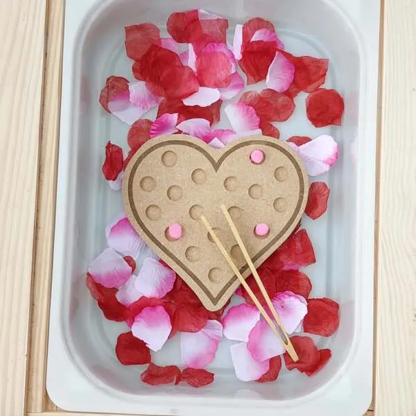 Plateau de motricité fine en bois en forme de cœur avec pétales et baguettes pour activité sensorielle enfant