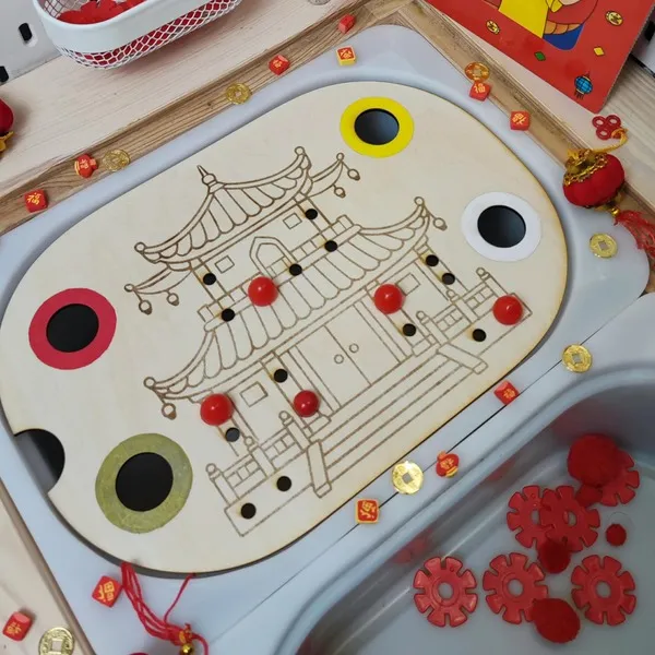 Plateau sensoriel en bois thème Nouvel An chinois avec temple gravé, billes rouges et parcours de motricité fine