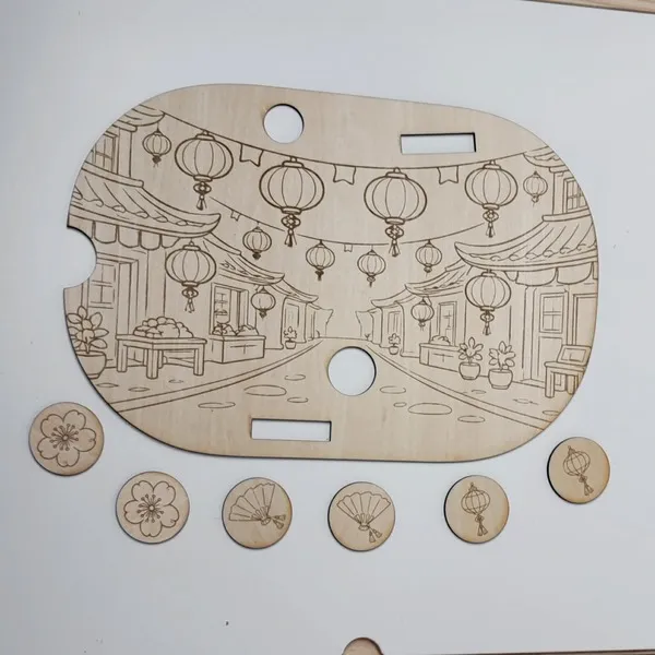 Décor en bois représentant une rue chinoise avec lanternes, plateau sensoriel pour enfants sur le thème du Nouvel An chinois