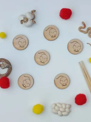 Jetons en bois gravés souris avec pompons colorés, accessoires pour activité sensorielle enfant thème Nouvel An chinois
