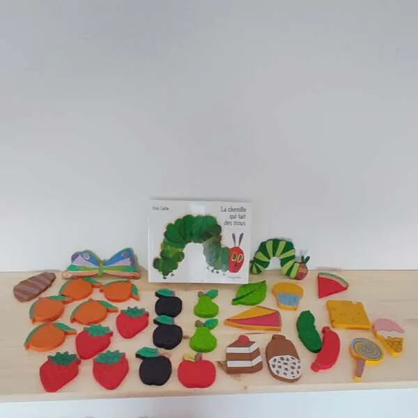 Jeu éducatif chenille en bois avec aliments inspiré de La chenille qui fait des trous.