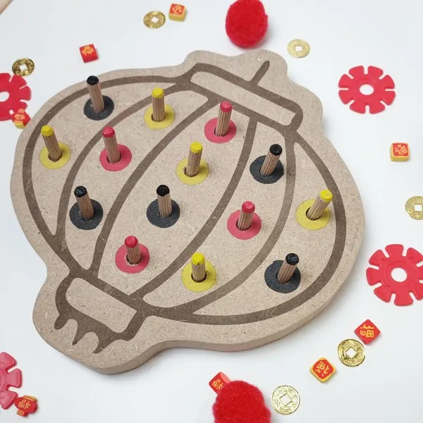 Jeu éducatif en bois en forme de lanterne chinoise avec pions à encastrer, activité de tri des couleurs et de motricité fine pour enfant