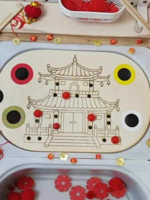 Plateau sensoriel en bois thème Nouvel An chinois avec temple asiatique, jetons colorés et éléments de tri pour enfants