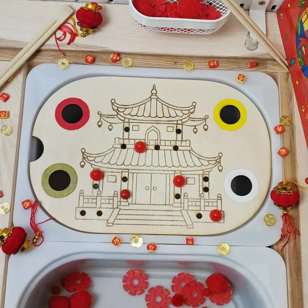 Plateau sensoriel en bois thème Nouvel An chinois avec temple asiatique, jetons colorés et éléments de tri pour enfants