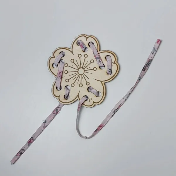 Fleur en bois à lacer avec ruban – jeu éducatif de motricité fine pour enfant