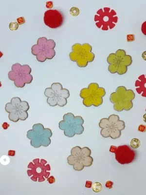 Fleurs en bois colorées pour plateau de tri – activité sensorielle et éducative enfant