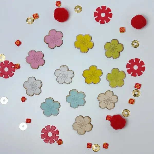 Fleurs en bois colorées pour plateau de tri – activité sensorielle et éducative enfant
