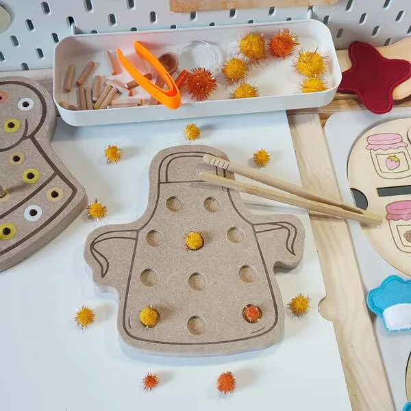 Plateau de motricité fine en bois en forme de tablier avec pompons à manipuler pour la Chandeleur
