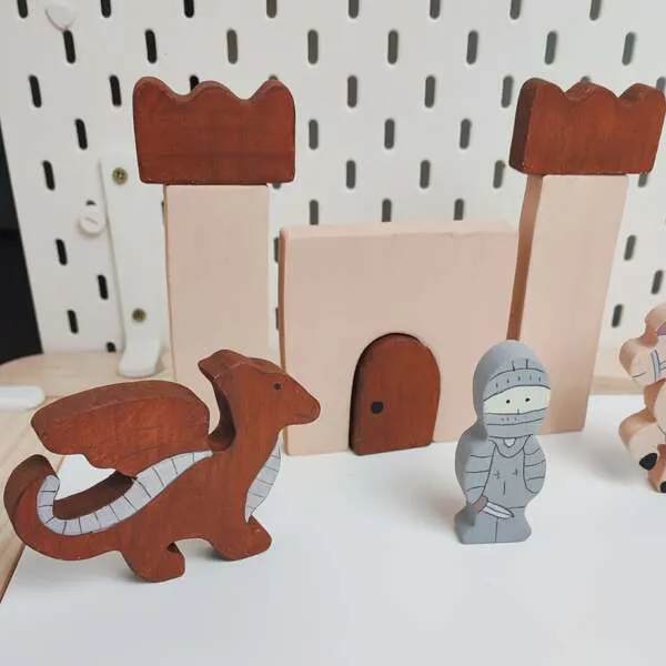 Dragon et chevalier en bois devant un château pour jeu d’imagination enfant