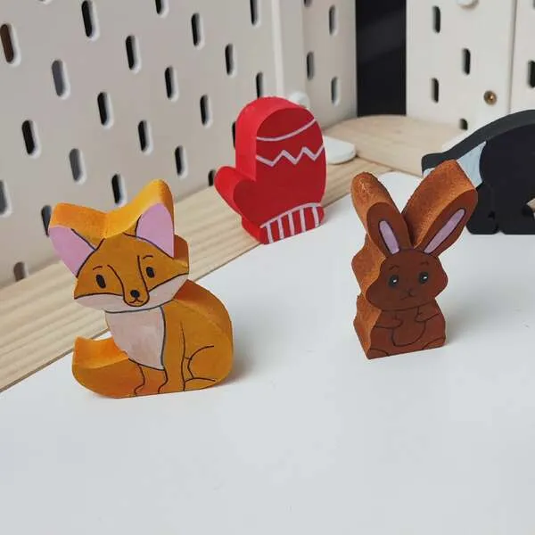 Figurines en bois du renard et du lapin du conte La moufle avec la moufle en arrière-plan