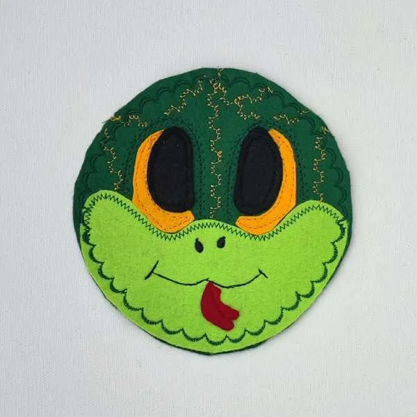 Masque de serpent en feutrine verte fait main, accessoire ludique pour activités enfants sur le thème du Nouvel An chinois