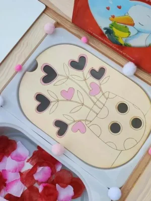 Plateau en bois arbre à cœurs pour jeu éducatif sur les émotions