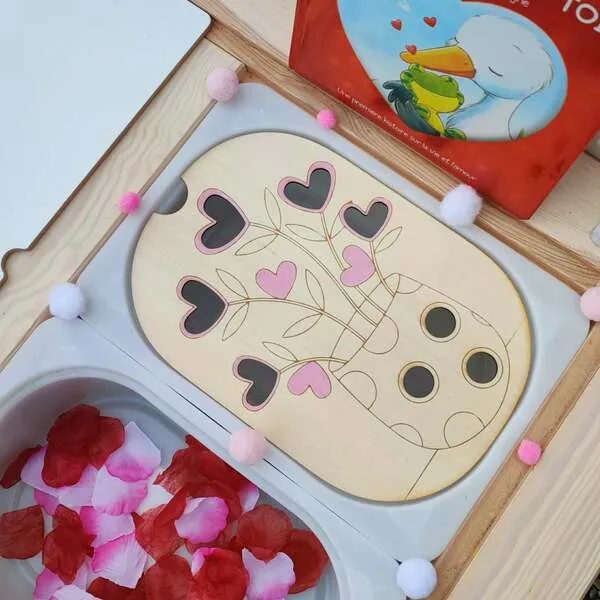 Plateau en bois arbre à cœurs pour jeu éducatif sur les émotions
