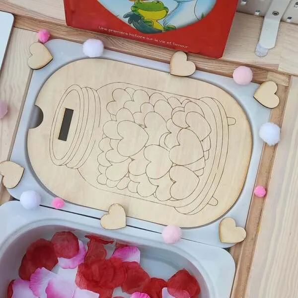 Insert Trofast en bois avec bocal rempli de cœurs pour activité sensorielle Saint-Valentin enfant