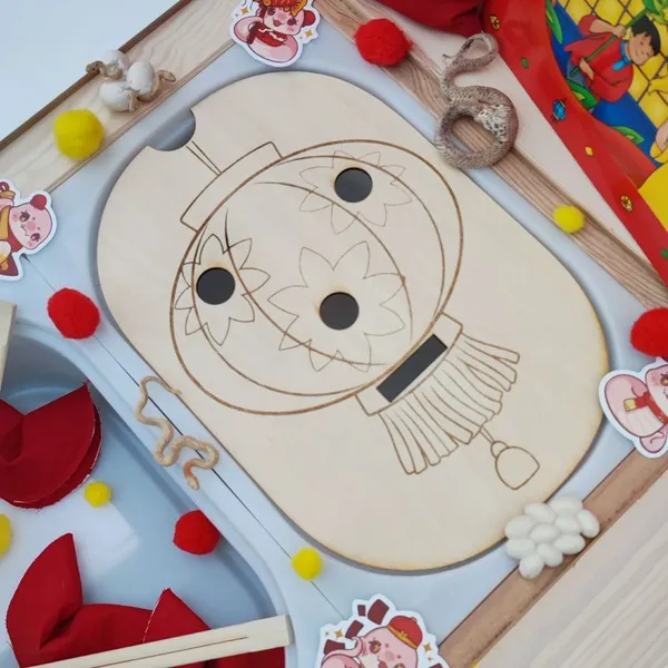 Plateau sensoriel en bois gravé représentant une lanterne chinoise pour le Nouvel An chinois avec accessoires festifs