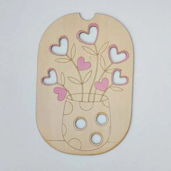 Plateau en bois avec bouquet de cœurs pour jeu éducatif sur les émotions