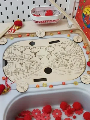 Décor en bois pour table sensorielle représentant une rue chinoise avec lanternes, thème Nouvel An chinois, activité éducative enfant