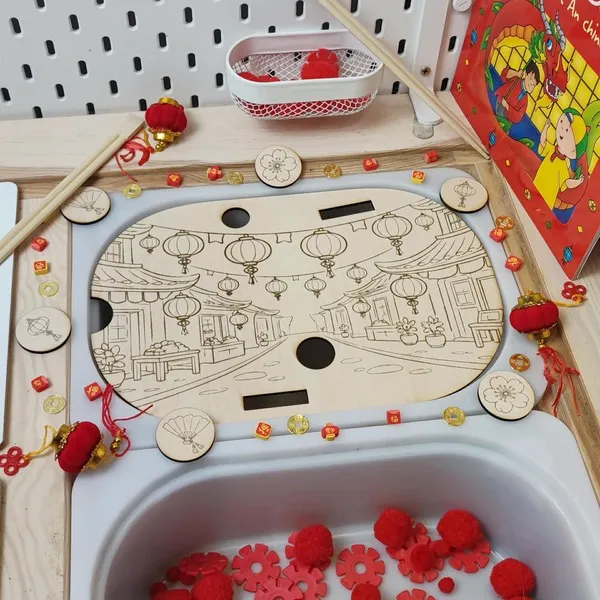 Décor en bois pour table sensorielle représentant une rue chinoise avec lanternes, thème Nouvel An chinois, activité éducative enfant