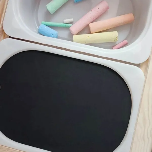 Plateau d’activité enfant avec ardoise noire et craies colorées pour dessin et graphisme
