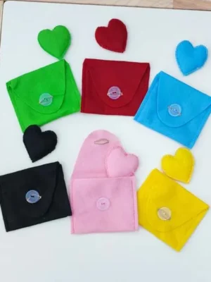Petites pochettes en feutrine colorées avec cœurs assortis pour activité sensorielle enfant