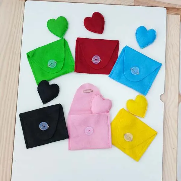 Petites pochettes en feutrine colorées avec cœurs assortis pour activité sensorielle enfant