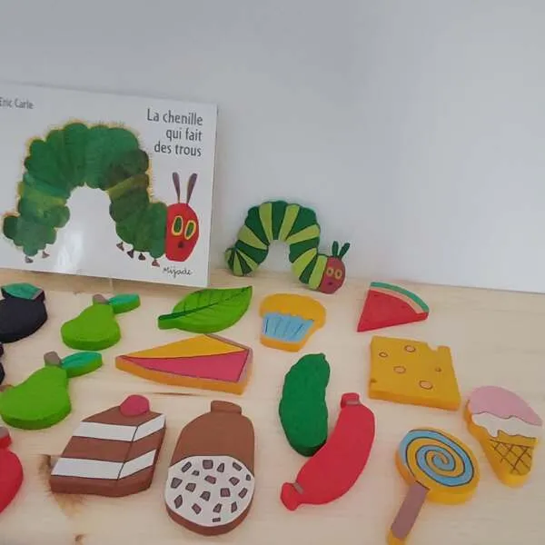 Jeu chenille en bois avec aliments variés et livre La chenille qui fait des trous.
