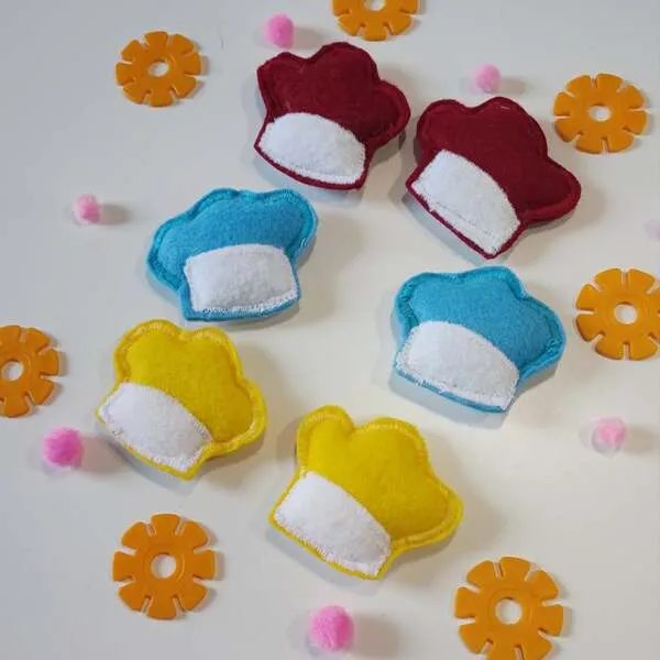 Toques de cuisinier en feutrine rouge bleue et jaune pour jeu éducatif enfant