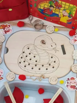 Plateau sensoriel en bois avec serpent gravé, thème Nouvel An chinois, accessoires et éléments de manipulation