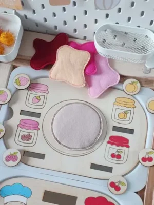 Jeu éducatif enfant avec plateau en bois confitures et fruits et garnitures en feutrine