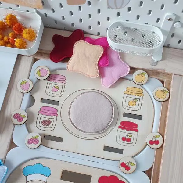Jeu éducatif enfant avec plateau en bois confitures et fruits et garnitures en feutrine