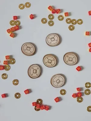 Pièces chinoises en bois et perles rouges décorées pour activité sensorielle sur le thème du Nouvel An chinois