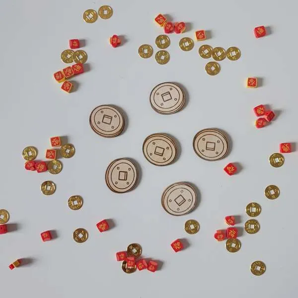 Pièces chinoises en bois et perles rouges décorées pour activité sensorielle sur le thème du Nouvel An chinois