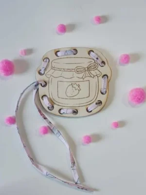 Carte à lacer en bois pot de confiture avec lacet et pompons roses pour enfant