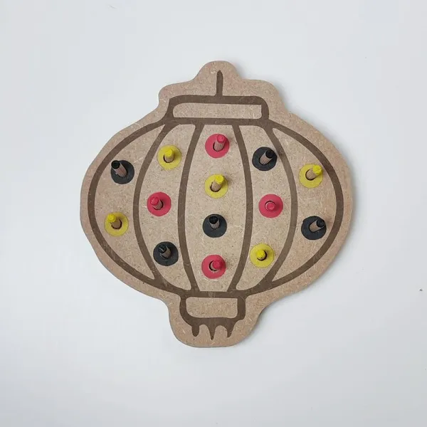 Jeu en bois en forme de lanterne chinoise avec pions colorés à encastrer, activité de tri des couleurs et motricité fine pour enfant