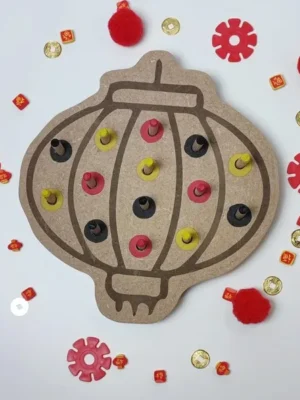 Jeu éducatif en bois en forme de lanterne chinoise avec pions colorés à encastrer, activité de motricité fine et de tri pour enfant