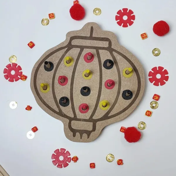 Jeu éducatif en bois en forme de lanterne chinoise avec pions colorés à encastrer, activité de motricité fine et de tri pour enfant