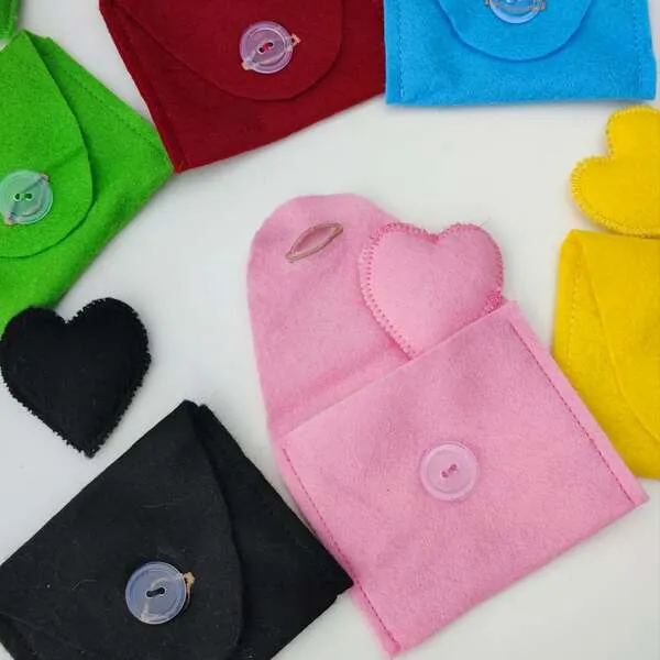 Pochettes en feutrine colorées avec cœurs assortis pour jeu des émotions enfant
