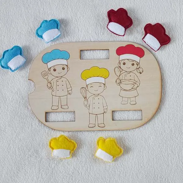 Plateau en bois avec cuisiniers et toques en feutrine à associer par couleur pour enfant