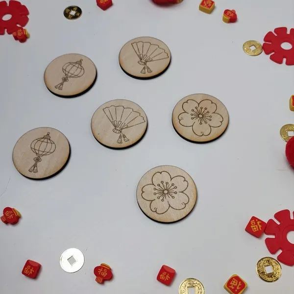 Jetons en bois gravés Nouvel An chinois avec motifs lanternes, fleurs et éventails pour activités sensorielles enfant