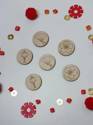 Jetons en bois gravés Nouvel An chinois avec motifs lanterne, fleur et éventail, accessoires pour table sensorielle enfant