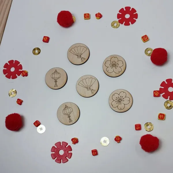 Jetons en bois gravés Nouvel An chinois avec motifs lanterne, fleur et éventail, accessoires pour table sensorielle enfant