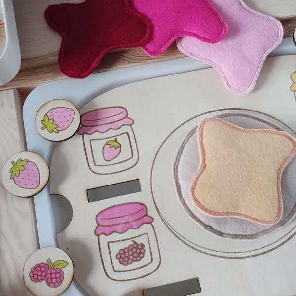 Plateau en bois confitures avec pain en feutrine et jetons fruits pour jeu éducatif enfant