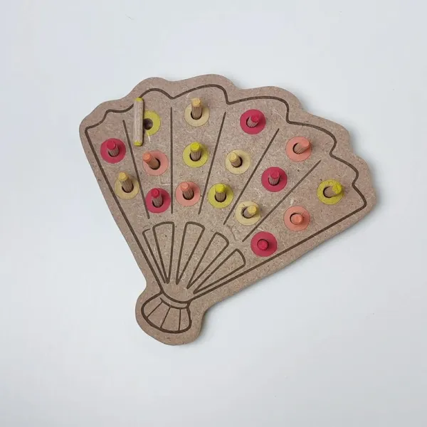 Jeu éducatif en bois en forme d’éventail avec pions colorés à encastrer, activité de tri et de motricité fine pour enfant, thème Nouvel An chinois