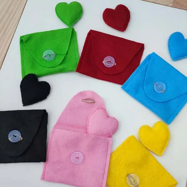 Pochettes en feutrine multicolores avec cœurs assortis pour activité sensorielle et émotionnelle enfant