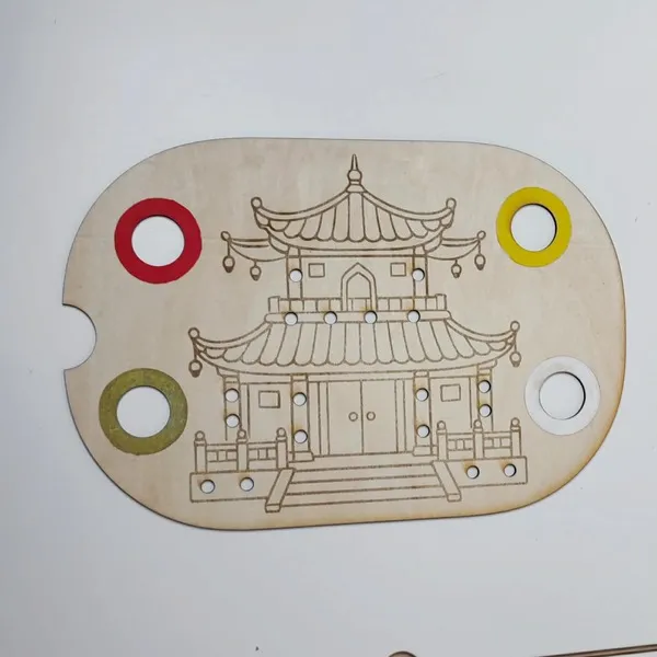 Plateau sensoriel en bois gravé représentant un temple chinois avec emplacements pour billes colorées